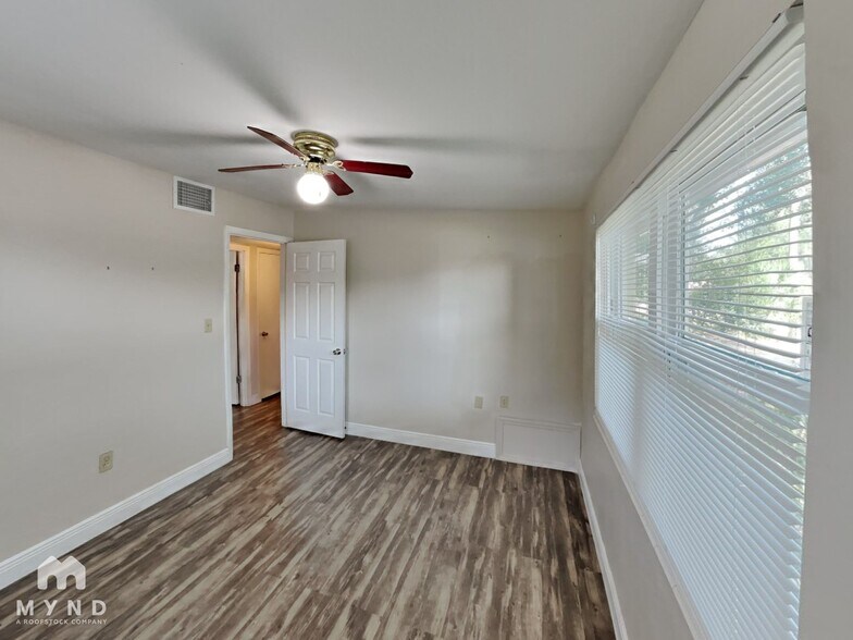 Building Photo - 14 Lamplight Ln