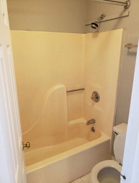 Building Photo - 445 Claircrest Dr