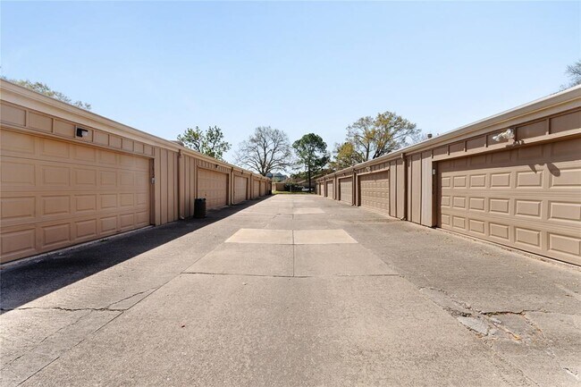 Building Photo - 11614 Village Pl Dr