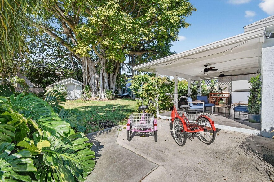 Building Photo - 1511 S Palmway