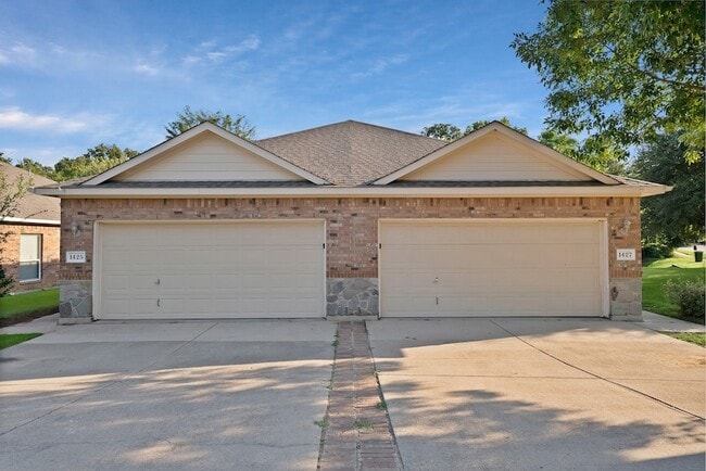 Building Photo - 1427 Piedmont Dr