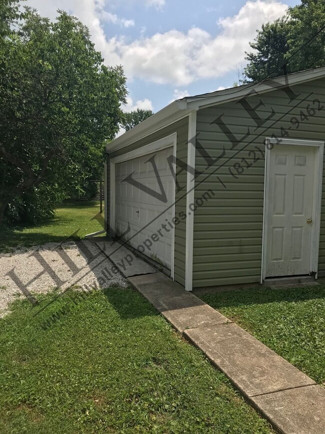 Building Photo - Four Bedroom, Two Bathroom Home