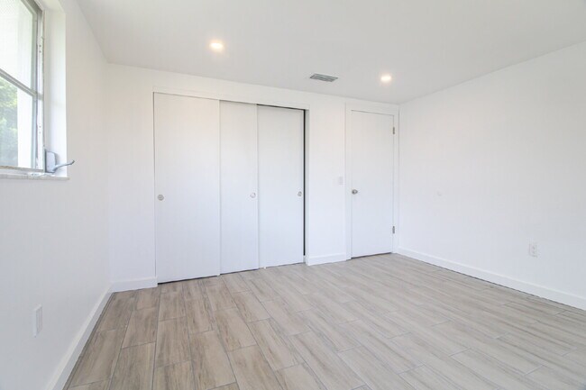 Building Photo - Beautiful 3/2 house in Gulf Harbor