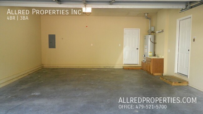 Building Photo - Spacious 4 Bed, 2.5 Bath Home in Prime Fayetteville Location With Lawn Care Included!