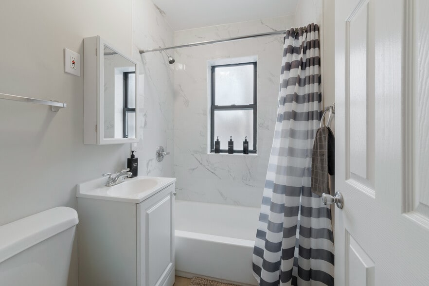 Building Photo - 6439 N Hamilton Ave