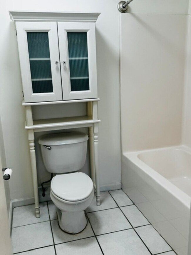 Building Photo - 2 bedroom 2 bath condo located close to beaches, shopping and restaurants