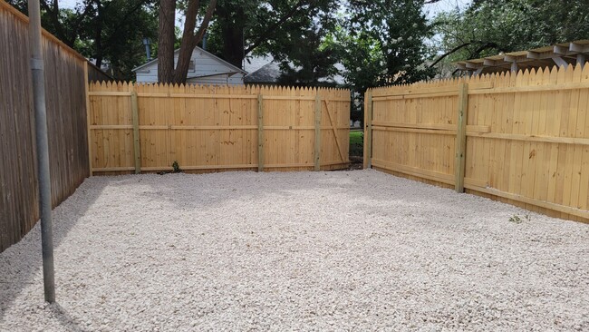 Building Photo - PRE-LEASING FOR September! Quiet Quaint Pr...