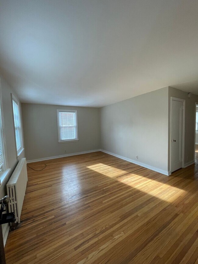 Building Photo - Spacious 1 Bedroom Apartment with Garage S...