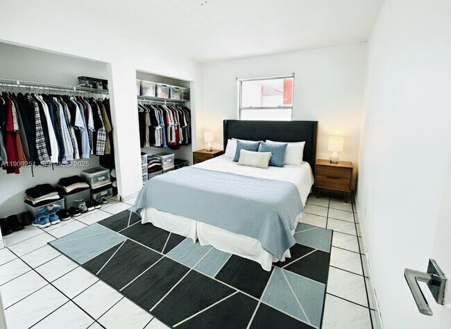 Building Photo - 1750 W 46th St