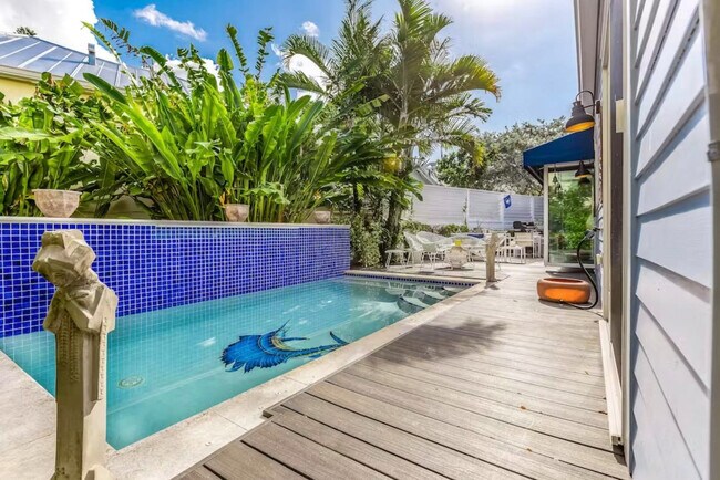 Building Photo - 629 Elizabeth St