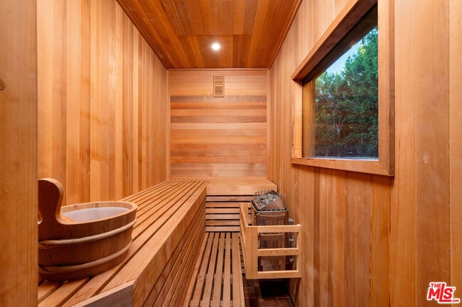 Building Photo - 723 Sierra Dr