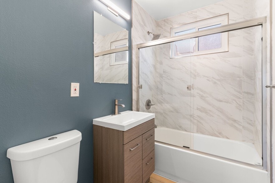 Building Photo - 1078 E 7th St