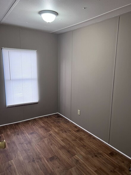 Building Photo - 750 Silent Valley Rd