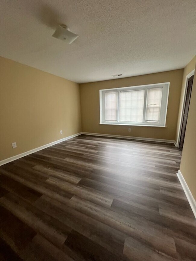 Building Photo - ***PROMOTION $100 OFF FIRST MONTHS RENT***...