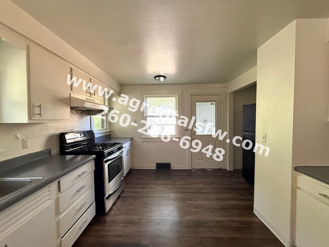 Building Photo - 3 Bedroom House