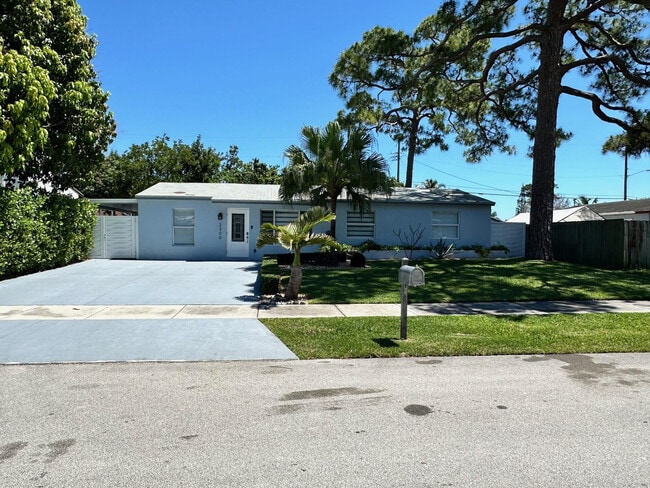 Building Photo - 2300 SW 43rd Terrace