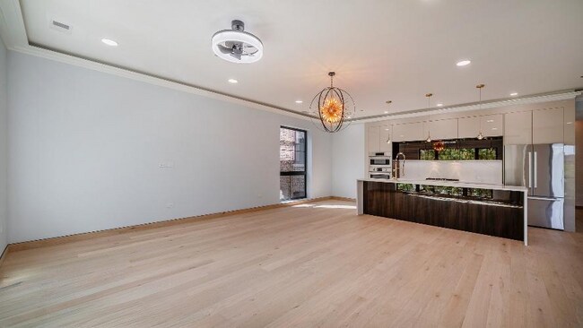 Building Photo - 2024 W Irving Park Rd