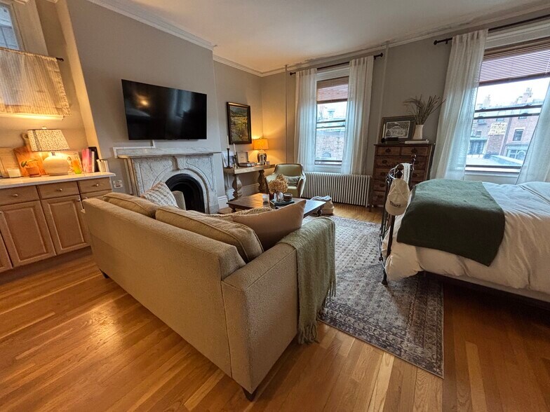 Building Photo - 82 Charles St