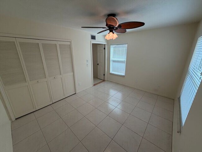 Building Photo - Spacious 2 Bedroom, 2 Bathroom Condo in Gated Lake Pineloch Village!