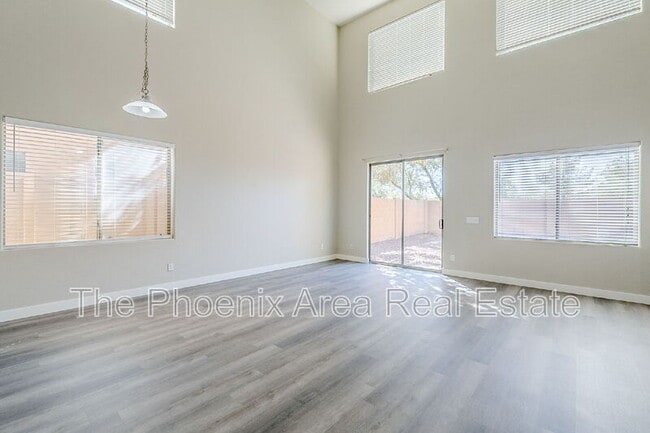 Building Photo - 45929 W Sky Ln