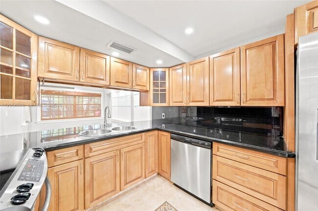 Building Photo - 2301 Tequesta Ln