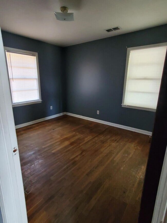 Building Photo - Clean & Comfortable Duplex Minutes from Downtown Madison