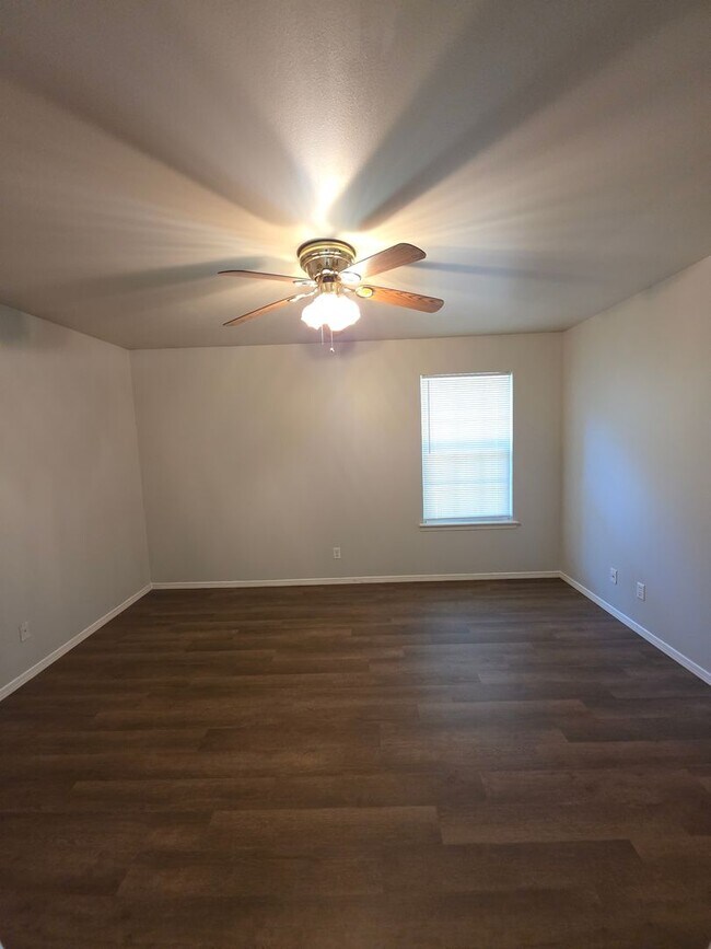 Building Photo - 106 Willow Creek Dr