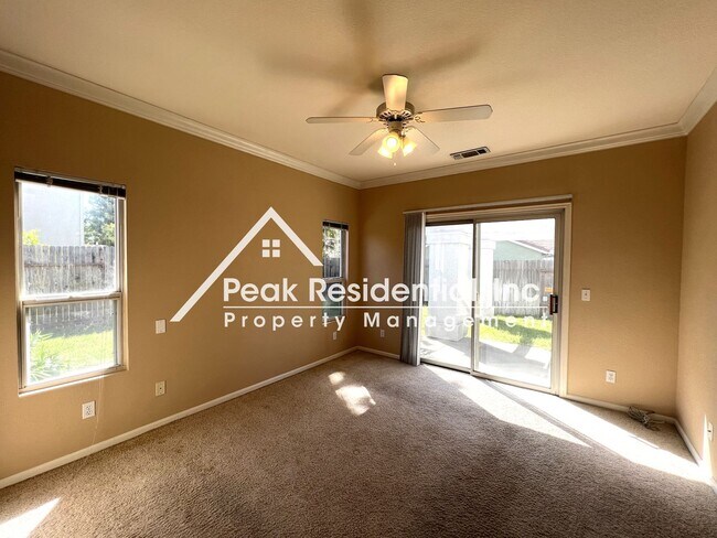 Building Photo - Wonderful Roseville 3bd/2ba House With 3 C...