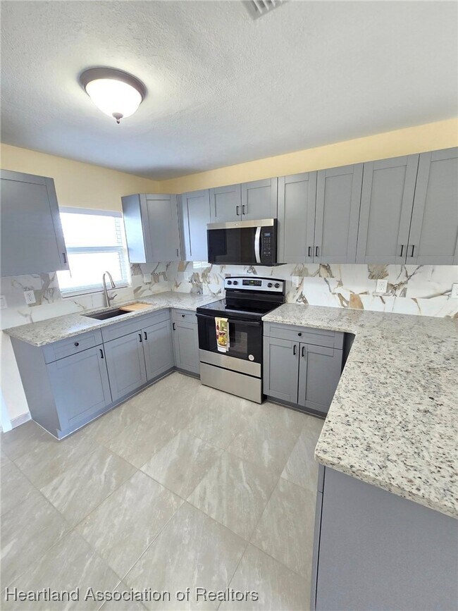 Building Photo - 611 Memorial Dr