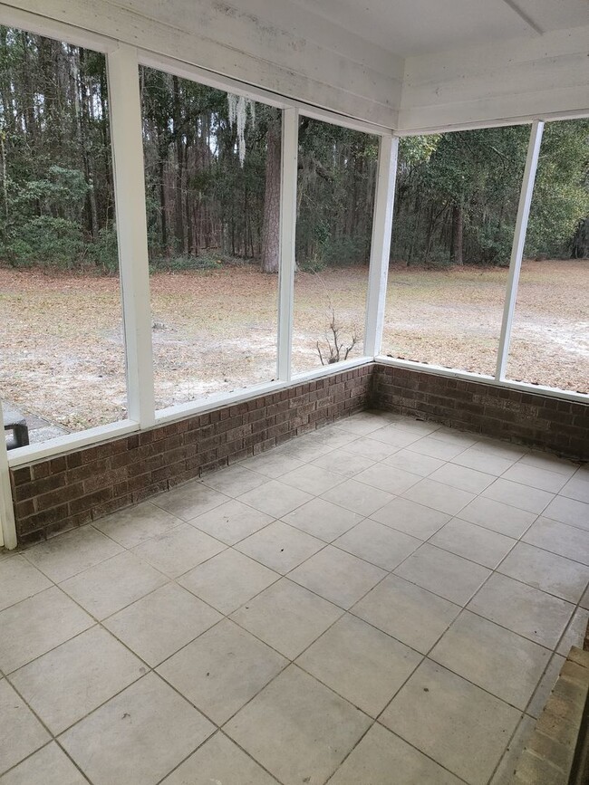 Building Photo - 3 Bedroom, 2 bath home with garage in the ...