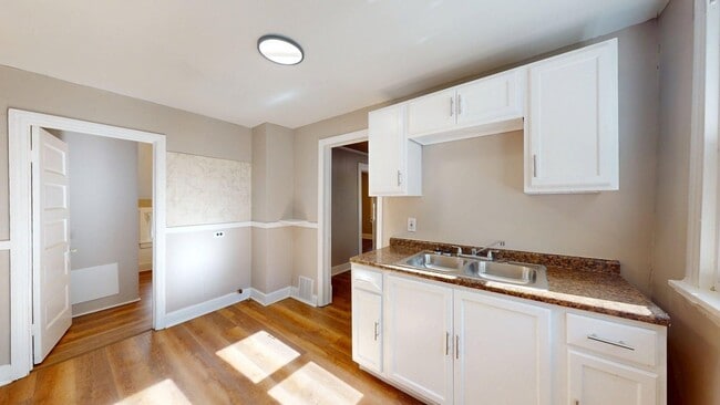 Building Photo - 2818 E 119th St