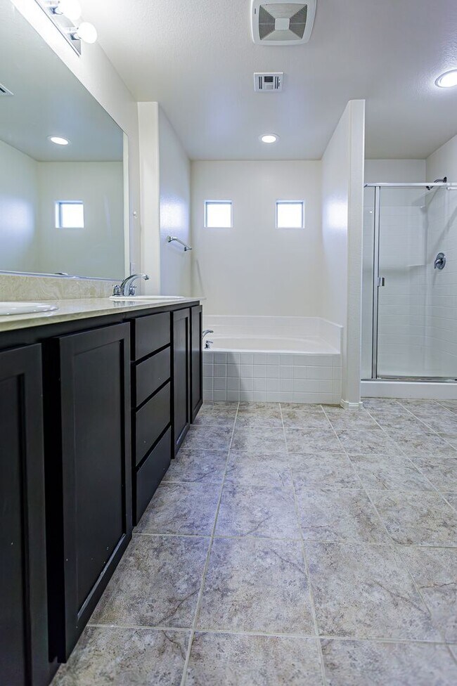 Building Photo - 4 Bedroom home located in Mountain's Edge