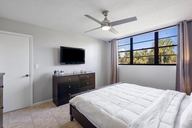 Building Photo - 2420 Deer Creek Country Club Blvd