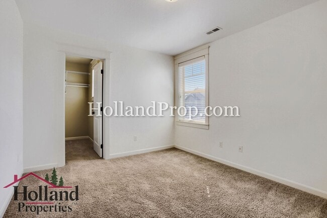 Building Photo - Spacious 4-Bedroom Portland Home with Fenced Yard, Fireplace & Modern Finishes!