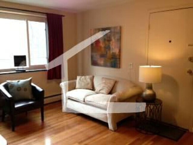 Building Photo - Modern 2 Bed on Gorgeous Brookline St. Heat and Hot Water Included.  No fee! Parking Available