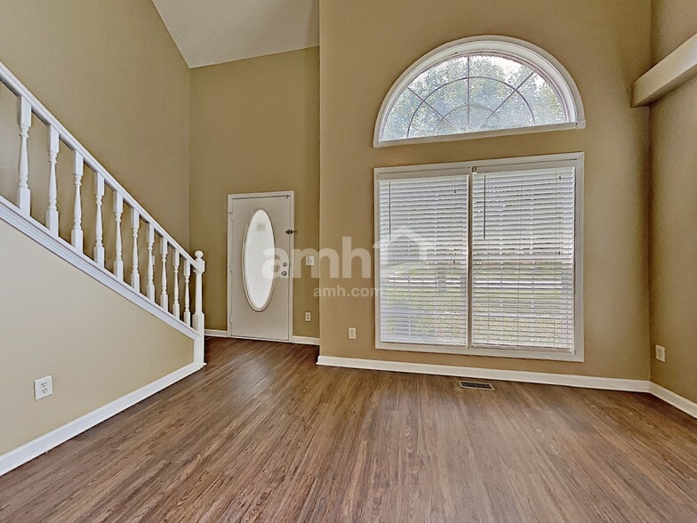 Building Photo - 1103 Bolton Dr