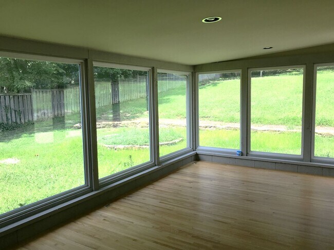 Building Photo - Meticulously Maintained Home in West Meade