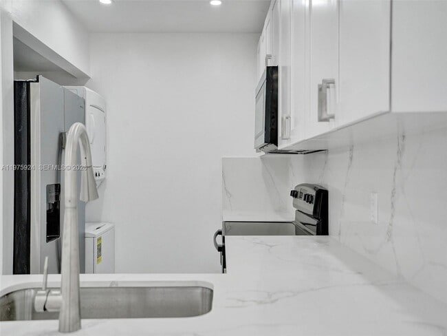 Building Photo - 10051 Winding Lake Rd