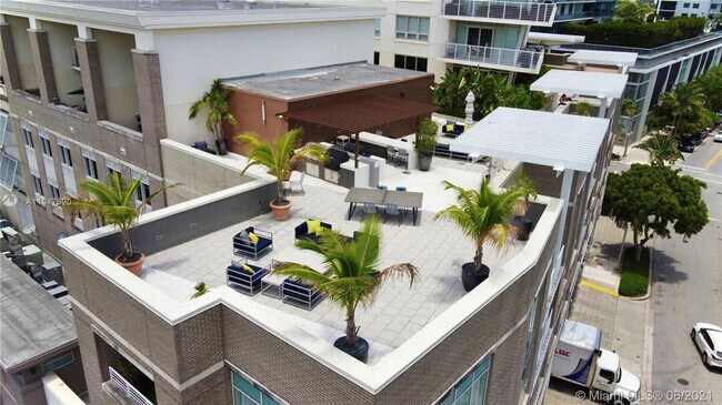 Building Photo - 3256 NE 1st Ave