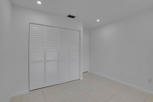 Building Photo - 315 NW 36th Ave