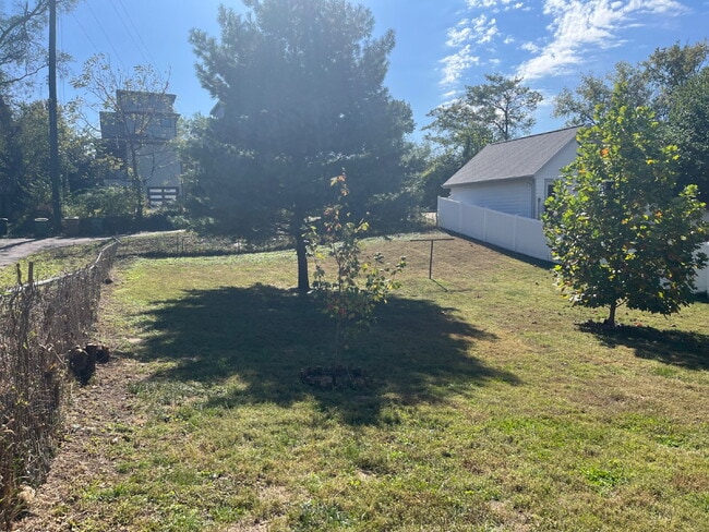 Building Photo - Charming 2 Bed, 1 Bath Nashville Rental - ...