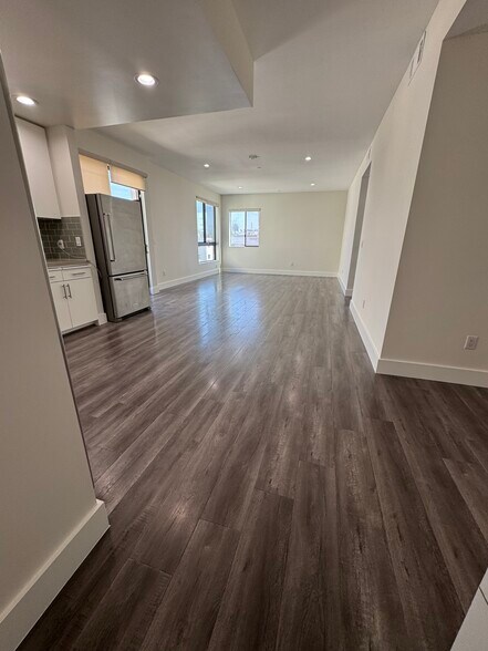 Building Photo - 1046 S Serrano Ave