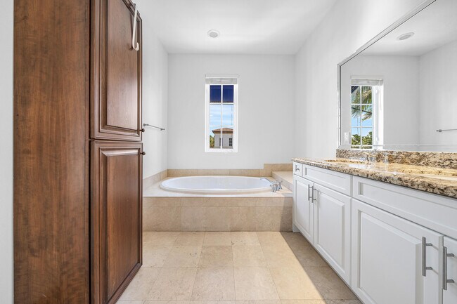Building Photo - 824 Virginia Gardens Dr
