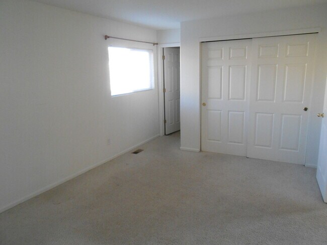 Building Photo - Beautiful 3 Bedroom/2.5 Bath Townhome with Attached 2 Car Garage in Northwest Loveland, CO