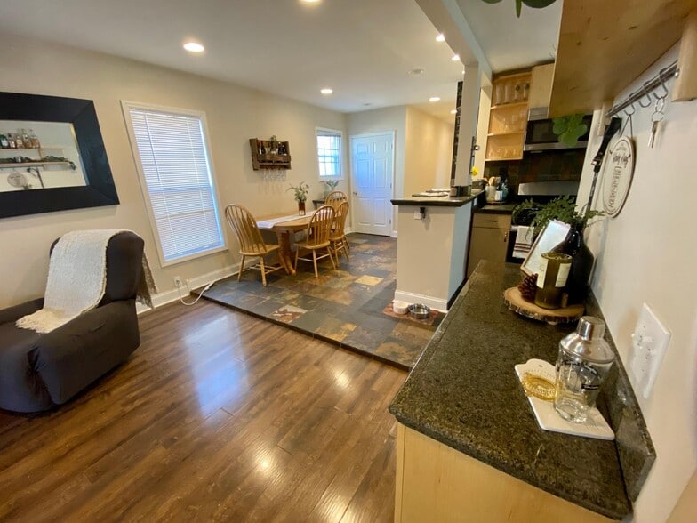 Unit 1 - 4538 Wentworth Ave