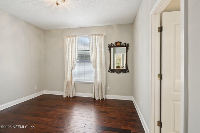 Building Photo - 717 E Dorchester Dr