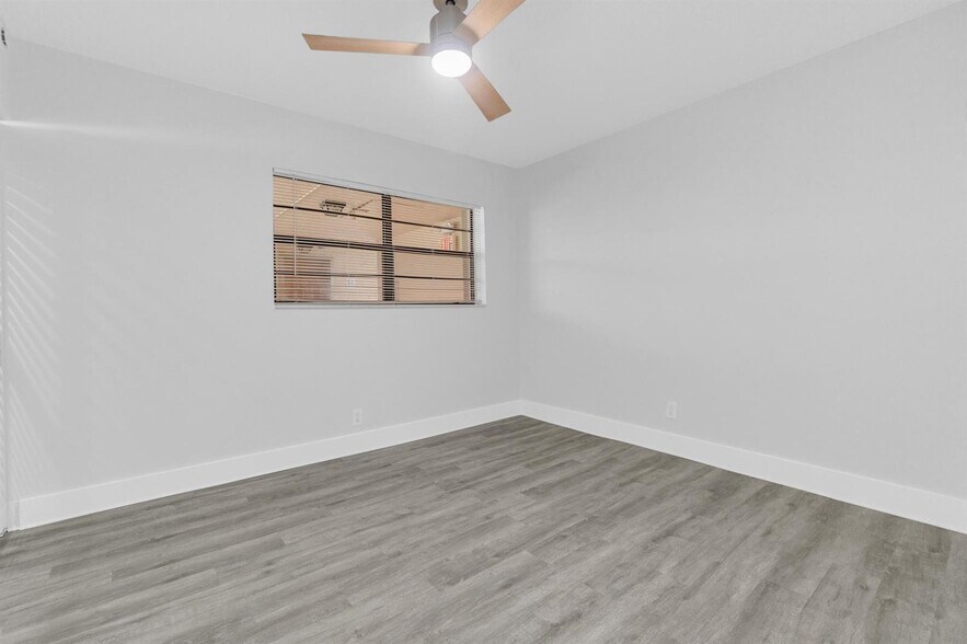 Building Photo - 200 Jacaranda Dr