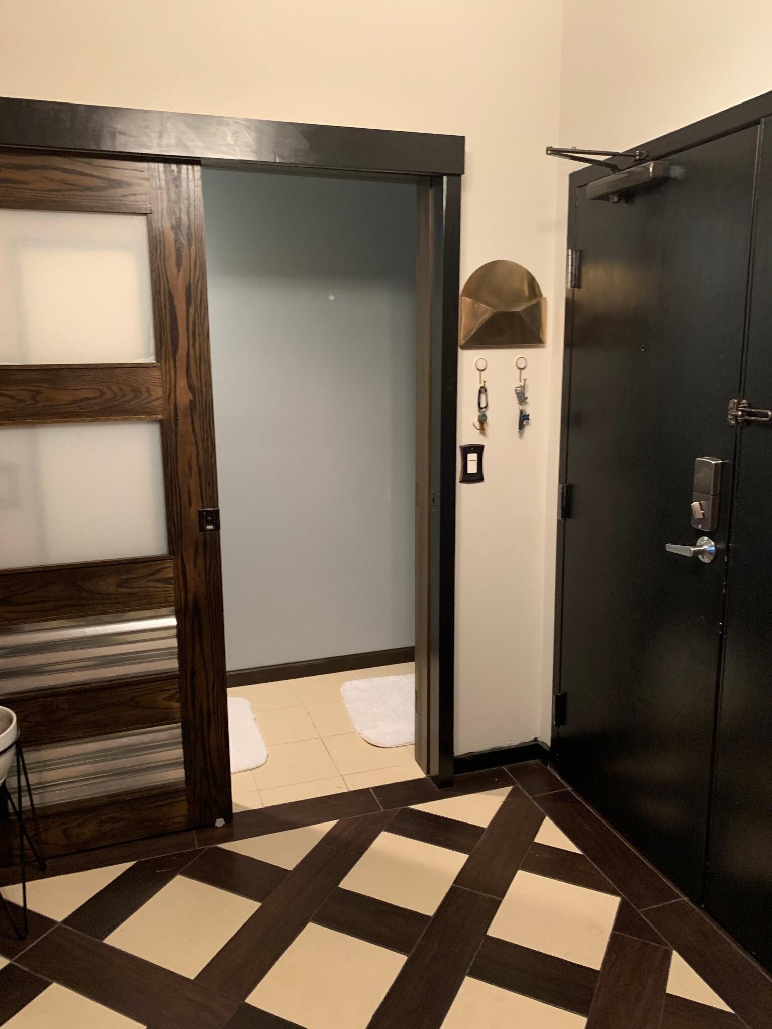 Foyer/Entryway - 432 E. Rich St