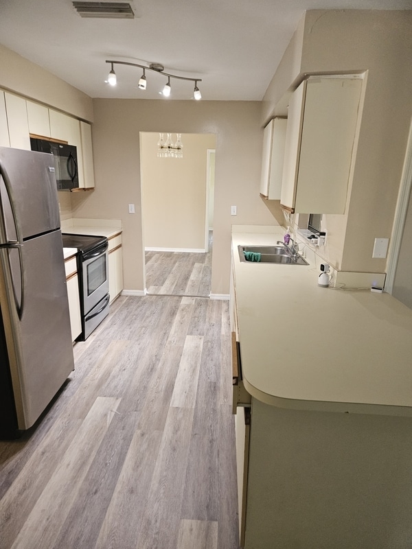 Building Photo - 13100 Brookshire Lake Blvd