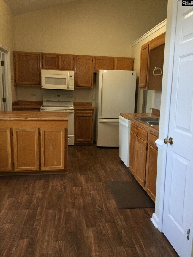 Building Photo - 13 Coachmen Ct